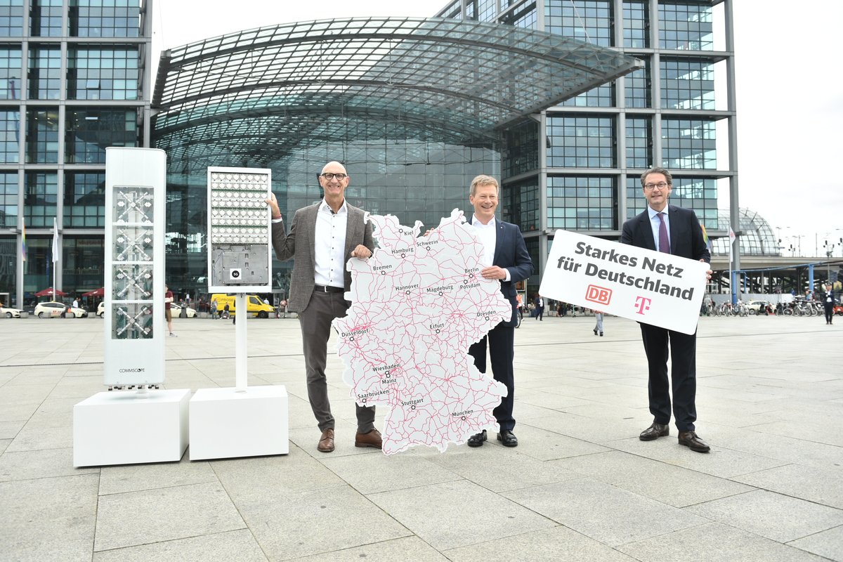 deutschetelekom's tweet photo. „Machen“ für das beste Netz: #Telekom CEO Tim #Höttges und Vorstand Telekom Deutschland Srini Gopalan waren heute in Berlin unterwegs. #Glasfaser für die Hauptstadt und #Mobilfunk im ganzen Bahnstreckennetz – so geht Netzausbau! 💪 https://t.co/dLrLemzw8J