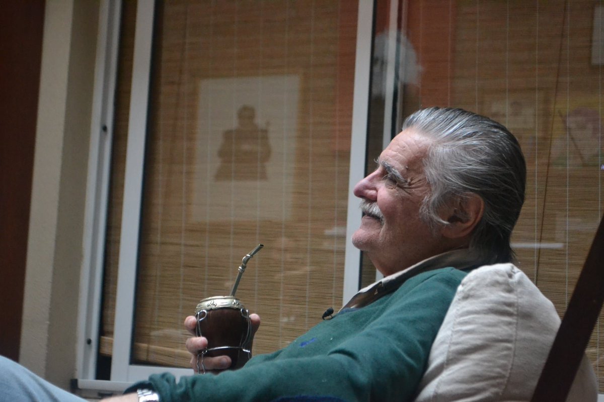 radiosudaca's tweet photo. ...del almendro de nata te requiero,
que tenemos que hablar de muchas cosas,
compañero del alma, compañero...

La tristeza invade todos los rincones del alma.
Hay imposibles que son eternos. Y uno de ellos es la idea de tu ausencia...

#HoracioGonzalez https://t.co/gKtRwsmL3D
