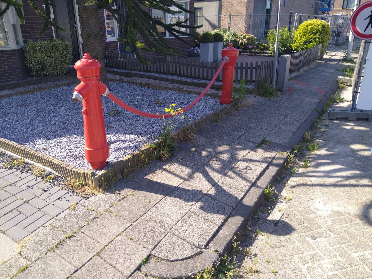 pascal098's tweet photo. @gemeenteDFM  waarneer wordt er in de bantegastraat wat aan het onkruid en smerige en losse stoep tegels gedaan 
Onkruid op de stoep staat intussen redelijk hoog geeft ook een goed beeld van lemmer 😓 de straatkolken stromen ondertussen niet meer door troep op straat https://t.co/6uLipo9PMe