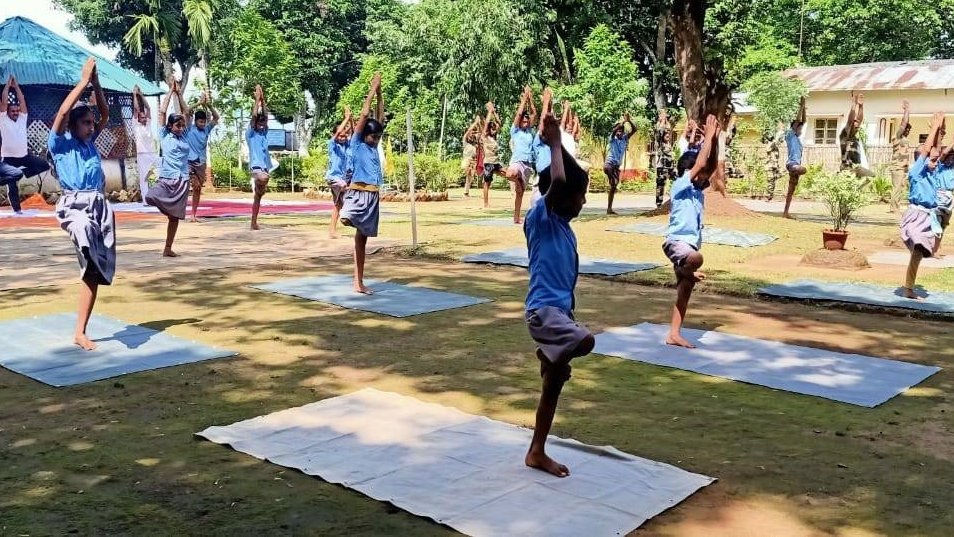 BSF_Tripura's tweet photo. A programme on #yoga #Training for #children was conducted by 31 BN #BSF #Tripura at #BORDER Outpost in Sub Division #Subroom #SouthTripura on 23rd June 2021 under #EkBharatShreshthaBharat
#FirstLineOfDefence
#NationFirst
#JaiHind
@moayush
@BSF_India https://t.co/f2vz16holb