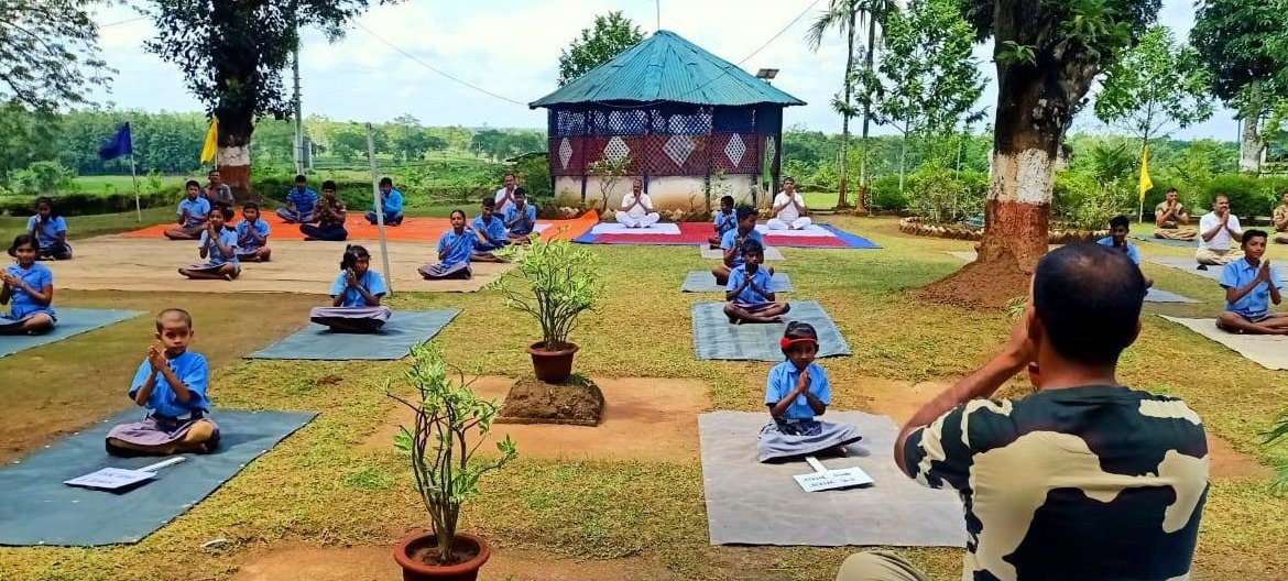 BSF_Tripura's tweet photo. A programme on #yoga #Training for #children was conducted by 31 BN #BSF #Tripura at #BORDER Outpost in Sub Division #Subroom #SouthTripura on 23rd June 2021 under #EkBharatShreshthaBharat
#FirstLineOfDefence
#NationFirst
#JaiHind
@moayush
@BSF_India https://t.co/f2vz16holb