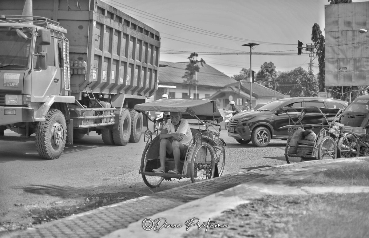 dinoek12's tweet photo. WAITING ⏳
#Becak #Humanity #Human #humanpotrait #humaninterest #photography #streetphotography https://t.co/LsExn3WEym