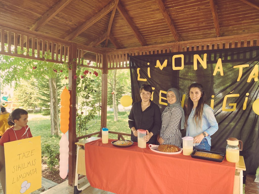 GokcilZeynep's tweet photo. Öğrencilerimizle Kek ve Limonata Şenliğimiz🥳

@ziyaselcuk @tcmeb
@aksarayvaliligi @hmzaydg
@Aksaray_MEM @haciomerkartal
@EskilKaymakamli @Eskil_MEM @brahimKler2 @KeremSahin68
@rasitsahin_ @AliBlentOLAK11
@slymnuz @taskapiokulu https://t.co/zbVqrjxAlH