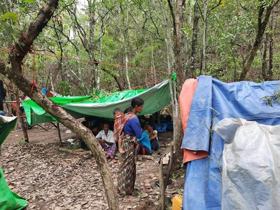 ZUNPYAEOO's tweet photo. More than 40,000 refugees have been displaced in Chin Region since the military coup in Myanmar, and refugees are facing major food shortages, according to a Chin human rights official.  #June23Coup #WorldRefugeeDay #WhatsHappeningInMyanmar https://t.co/Bspt9Gcr8p