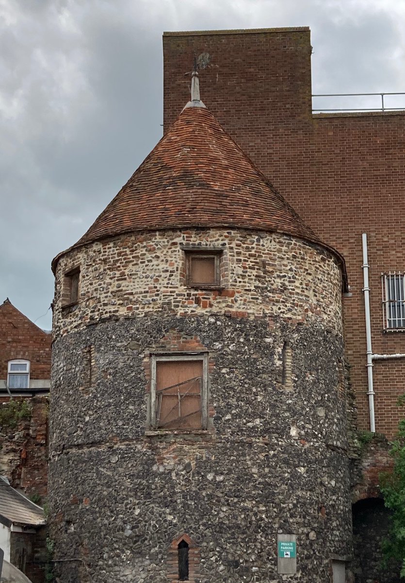 Complicated reroof carried out for Yarmouth preservation trust. Replaced like for like matching it’s original construction.
Flint repointing and localised re building to the top lift, all in lime mortar.
One of many successful projects completed with the Trust #conservation