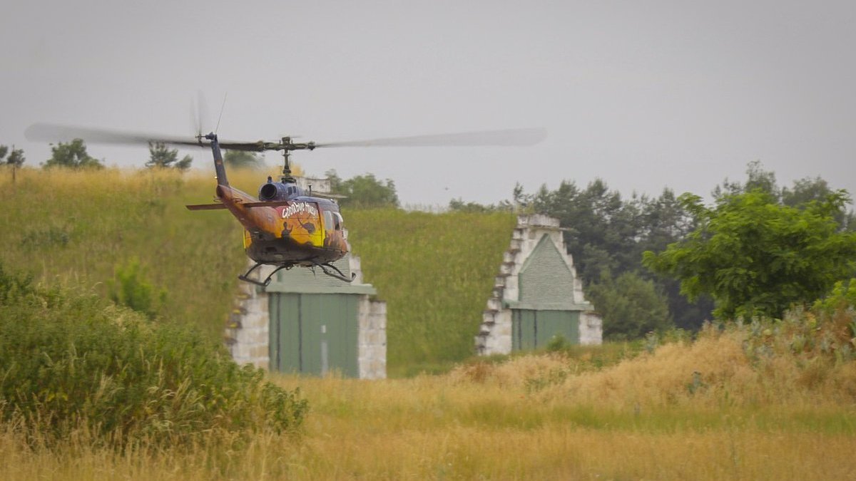 Noch einmal gibt´s das 'Teppichklopfergeräusch' der #Bell UH-1D in freier Wildbahn zu hören. Die 'Huey' macht sich auf zum letzten Flug nach #Bückeburg zu den #Heeresflieger|n. Next Stop: Festveranstaltung beim #Heer für #GoodByeHuey. #NachVorn!