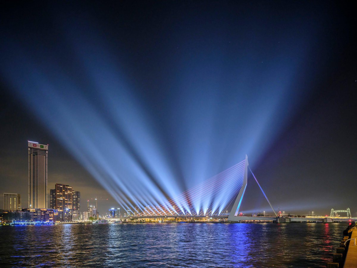 Dimatec_Light's tweet image. Lors du Concours de l&apos;Eurovision 2021 à Rotterdam, le pont Erasme a reçu des « ailes virtuelles » comme symbole de la liberté retrouvée et de l&apos;ouverture sur l&apos;avenir. Les #SharpyPlusAqua et les #SharpyPlus de @ClayPakyNews ont été utilisés pour illuminer le pont 🤩