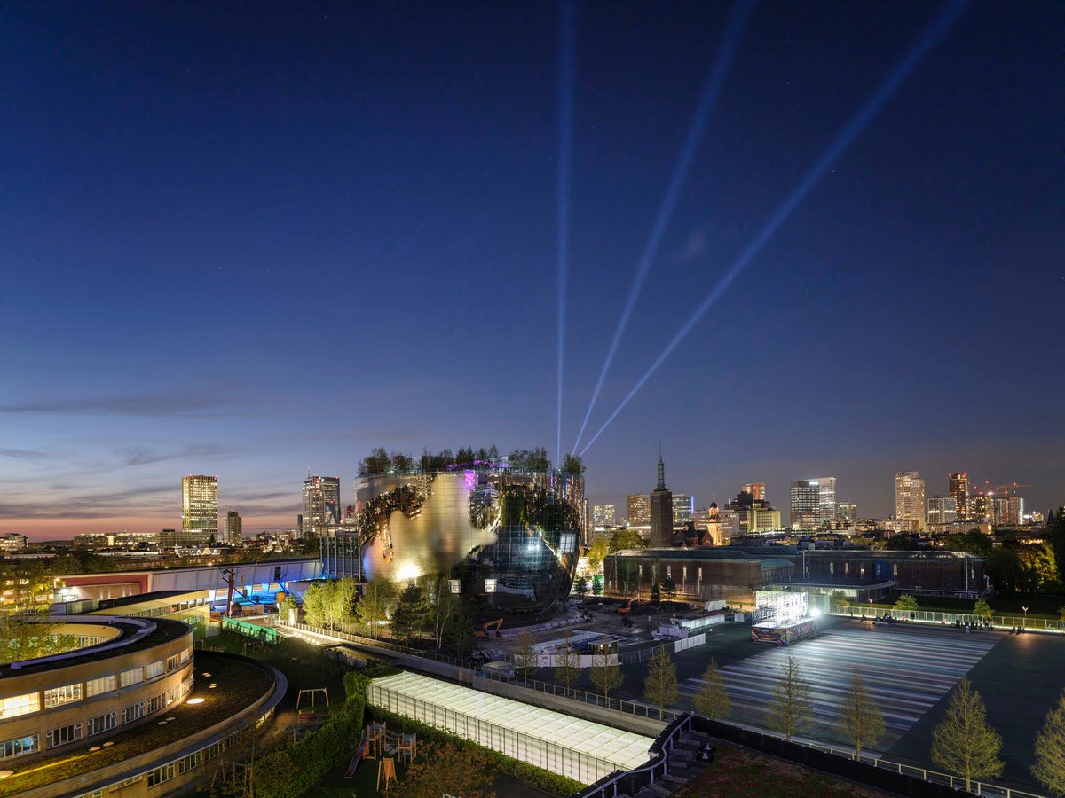 Dimatec_Light's tweet image. Lors du Concours de l&apos;Eurovision 2021 à Rotterdam, le pont Erasme a reçu des « ailes virtuelles » comme symbole de la liberté retrouvée et de l&apos;ouverture sur l&apos;avenir. Les #SharpyPlusAqua et les #SharpyPlus de @ClayPakyNews ont été utilisés pour illuminer le pont 🤩