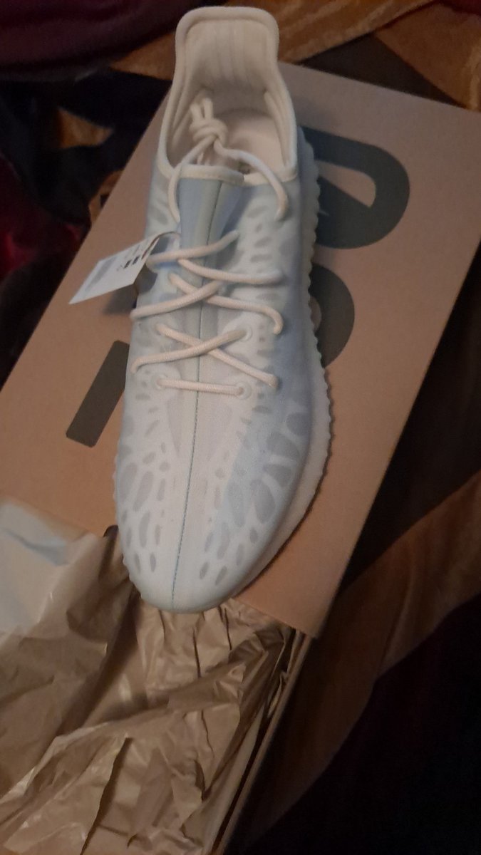 _Campaignpapi_'s tweet photo. #YeezySeason #monoice https://t.co/wloh6vkNha