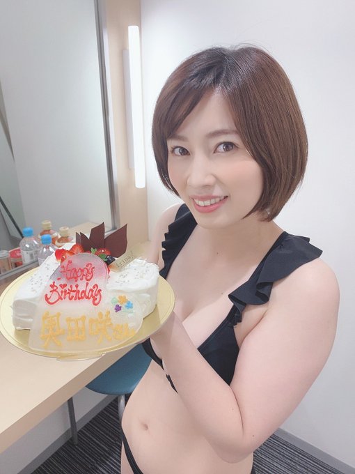 今日はデビュー10周年のインタビューをさせてもらいました✨ 10年てあっという間🥲 その後は👀のぞき見ちゃん👀の撮影💕 今年もお誕生日をお祝いしてもらったよ😆✨ https://t.co/orHN1N
