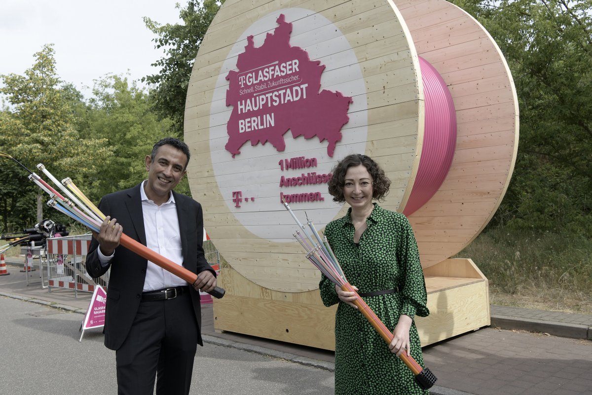 deutschetelekom's tweet photo. „Machen“ für das beste Netz: #Telekom CEO Tim #Höttges und Vorstand Telekom Deutschland Srini Gopalan waren heute in Berlin unterwegs. #Glasfaser für die Hauptstadt und #Mobilfunk im ganzen Bahnstreckennetz – so geht Netzausbau! 💪 https://t.co/dLrLemzw8J