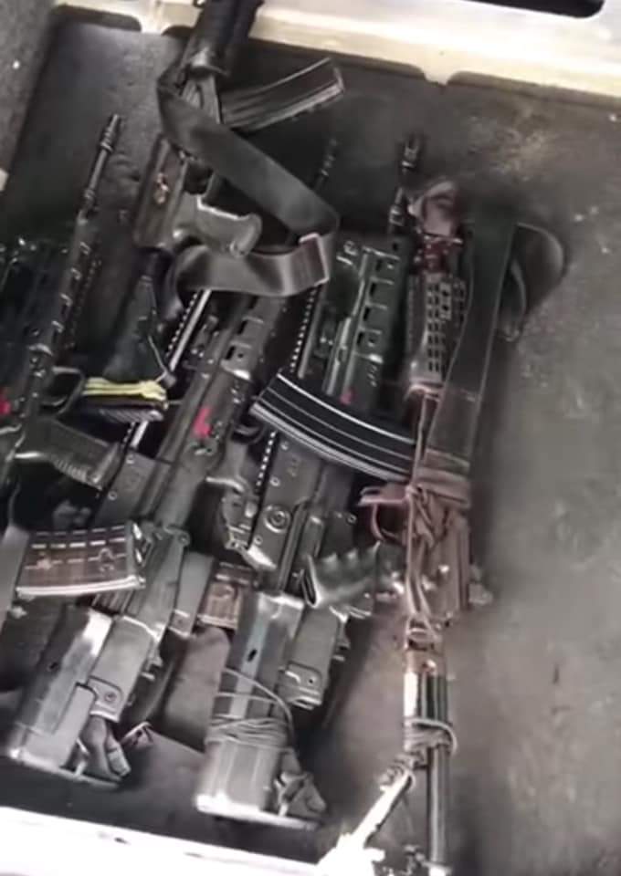 eni_che's tweet photo. Manoka, Littoral Region. One element of the #BIR arrested following leads that he is supplying weapons to the ambazombies in the restive NW/SWRs. The soldier; Mukete, was caught with the weapons below as he attempted to supply his "customers." https://t.co/i4Fka9qnxV