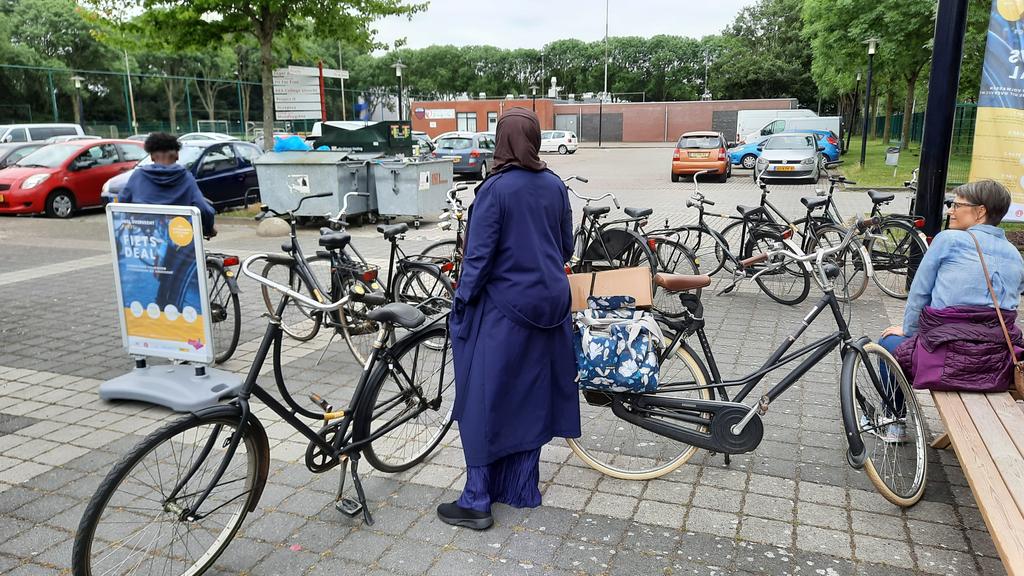 Sport_Utrecht's tweet photo. 💯 @FB_Utrecht: Zojuist de 100e fietsdeal voor volwassen fiets afgesloten! Zaterdag bij #fietsHub #Overvecht kun je gebruikte kinderfietsen inleveren #vooriederkindeenfiets:  actie @fietsersbond. Zie ook https://t.co/ieQUxHE25A #heelovervechtfietst https://t.co/c2nCiUY6tY