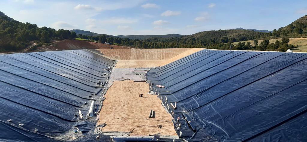 PlanAgua's tweet photo. 🧑🏻🌾 Esta tarde, el Pte. de Castilla-La Mancha, @garciapage, inaugura la puesta en marcha del #riego modernizado de la 𝙎𝘼𝙏 𝙀𝙡 𝙊𝙟𝙚𝙖𝙙𝙤
💧Una obra muy esperada por 55 #agricultores de #Hellín, realizada sin descanso durante la pandemia
#AgriculturaFamiliar #Agua #Talave https://t.co/sjl5Mf3JlQ