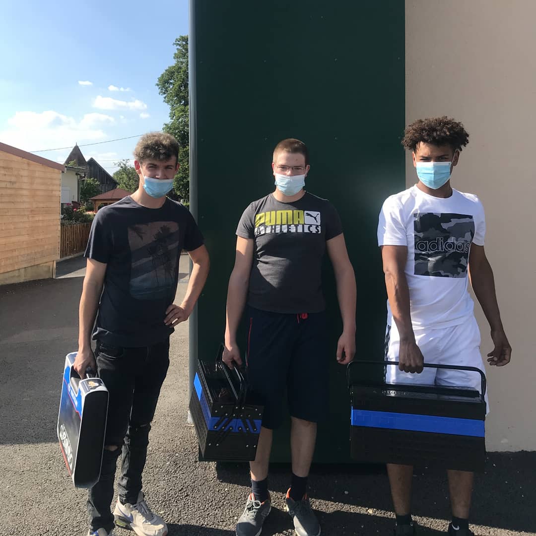 Privés de #voyages d'études suite à la situation sanitaire, nos élèves de #CAP et de Terminale #BACPro se sont vus remettre une caisse à outils. 
Consolation bienvenue pour certains alors que d'autres auraient préféré connaître ce temps fort dans la vie d'un groupe.