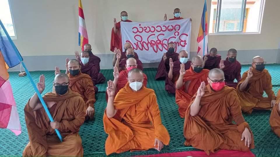 Thirisunaing2's tweet photo. Mandalay Sangha Union prayed for Myanmar and stage a peaceful strike inside the monastery against dictatorship as usual. #TogetherWithPDF #June23Coup  #WhatsHappeningInMyanmar https://t.co/jctzjrCd7Z https://t.co/D2CTX83Y2C