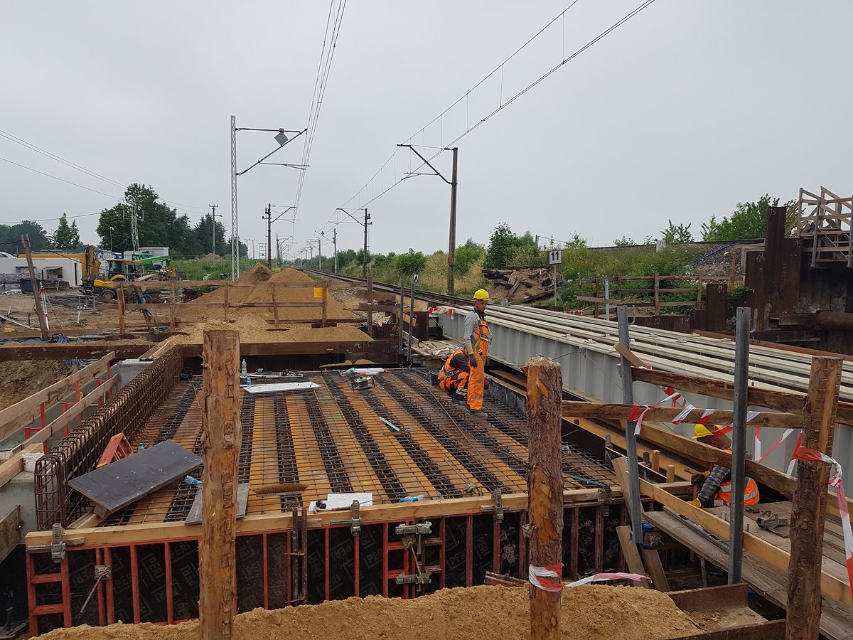 PKP_PLK_SA's tweet photo. Inwestycja na trasie #Tunel–#Sosnowiec dla sprawnych podróży #kolej.ą z #Małopolska na #Śląsk. Dzięki przebudowie obiektów inżynieryjnych m. in.wiaduktu kolejowego w #Podlesice pociągi będą mogły pojechać szybciej. Nowa konstrukcja i szersza jezdnia to także lepsze przejazdy🚗. https://t.co/sQo72vlNcL