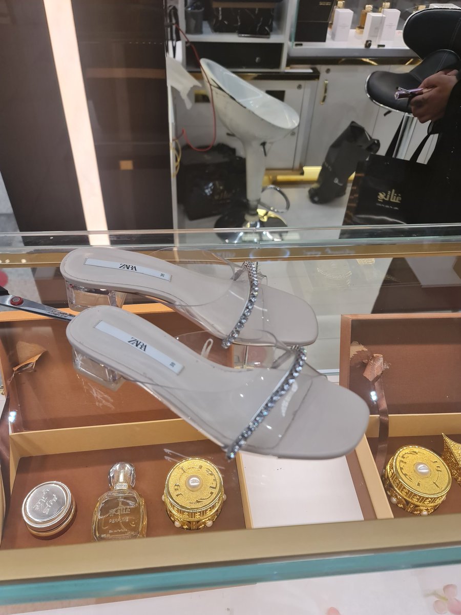RahimSabitha's tweet photo. Thank you Fatimah of ghanaty perfume to help me cut the tag... 
#SweetStrangers at #Alsalam Mall..
#Thankyou 💕⚘🎸 https://t.co/01THs4SzQi