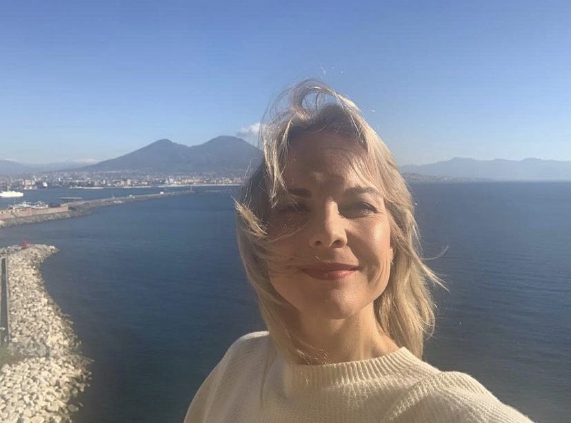 elinagarancaOT's tweet photo. In honor of Elīna’s mini #Carmen tour starting this week in #Napoli, here’s a repost from her last visit to the beautiful city for the #CavalleriaRusticana concert! You can listen to Elīna sing classic Neapolitan songs on her #SolyVida album☀️☀️☀️☀️ https://t.co/Dv4UqDYje9