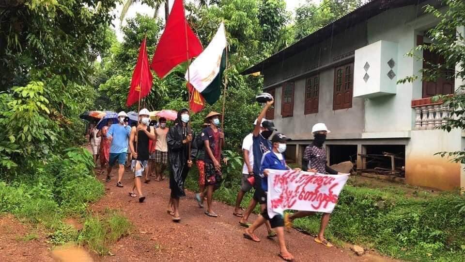 KaungKhantHto10's tweet photo. Residents in Kadet Gyi village, Launglon Township marched and protested against the  military dictatorship on June 23 .
#TogetherWithPDF #WhatsHappeningInMyanmar #June23Coup #MilkTeaAlliance https://t.co/xgGko6MJkG
