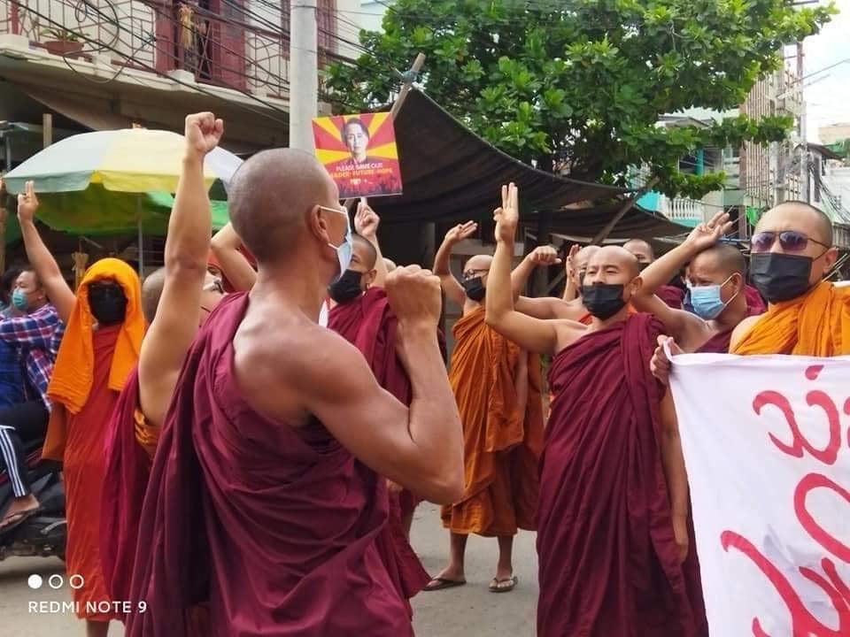 Monks in Mandalay protesting against Myanmar's military dictatorship this afternoon (Jun 23). 

Photos: CJ

#WhatsHappeninglnMyanmar