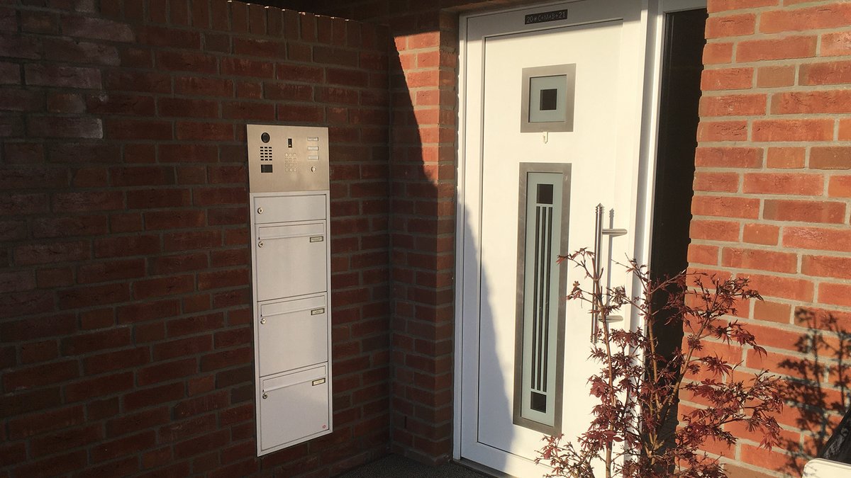 doorbird's tweet photo. This #DoorBird #IP video #intercom was specially designed according to the customer's wishes 🌠 The DoorBird IP technology is combined with 3 call buttons, one light button, one #keypad and one #ekey #fingerprint reader. The result looks great! 🤩
#doorstation #türsprechanlage https://t.co/owGT3cC4PB
