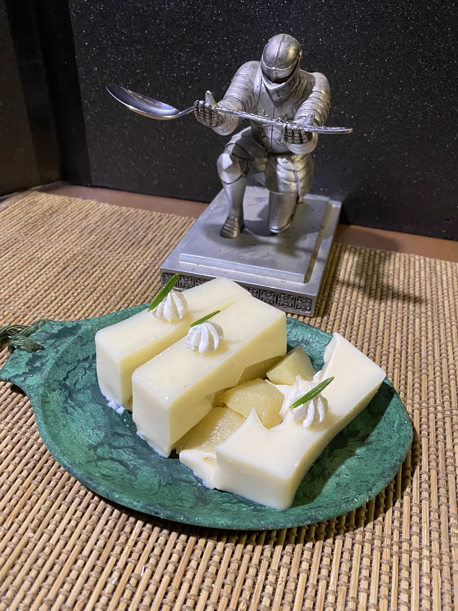 @mui_king 本当はペン置きなのにいろんなモノを持たされている騎士なら買いました( 'ω') 