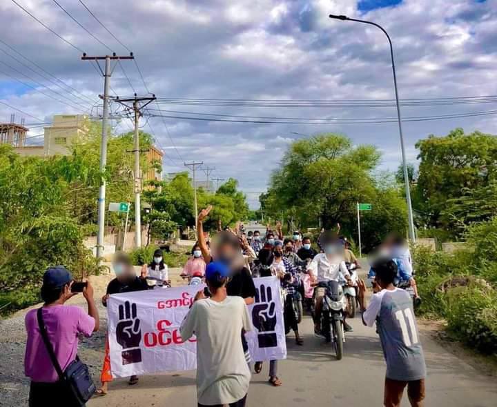 Main Strike of Aung Pin Lal youths in #Mandalay marched on the streets demanding for the immediate fall of dictatorship despite tight security of Junta everywhere today. #TogetherWithPDF #June23Coup  #WhatsHappeningInMyanmar