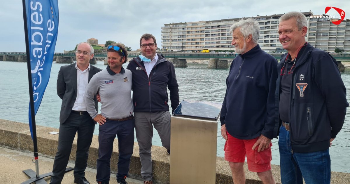 En ce moment : Inauguration des plaques des skippers sur le chenal de <a href="/lessables/">Les Sables d'Olonne</a> !
<a href="/Caliboissieres/">Arnaud Boissières</a> et <a href="/SkypperVDH/">Jean Luc Van den Heede</a> 📸