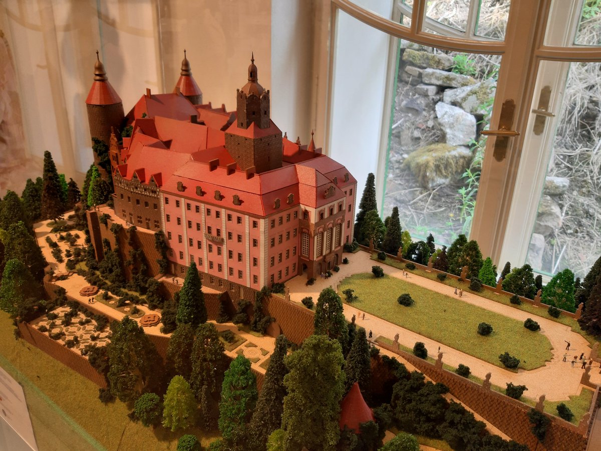 Braunův Betlém v bronzu! Účastnil jsem se slavnostního odhalení bronzového odlitku modelu Braunova Betléma před TIC v Kuksu. K výrobě byla využita data ze skenování Betléma v detailu 0.2 mm.
Také byla představena maketa polského zámku Książ, která je vystavena v budově TIC.