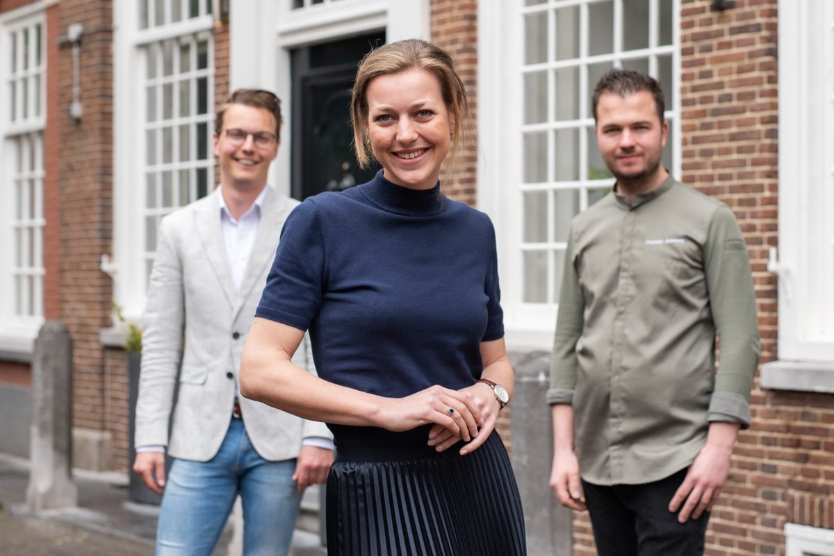 UTRECHT - Hartje stad Utrecht is een restaurant rijker. Hip, jong en ambitieus. Eigenaren Tommy Janssen (chef-kok) en Vera Voorend (maître) zijn het casual-fine dining Restaurant Maeve begonnen. Jan-Jaap Altenburg vervult er de sommelierfunctie en zet

wijnweekendjeweg.nl/culinaire-hots…