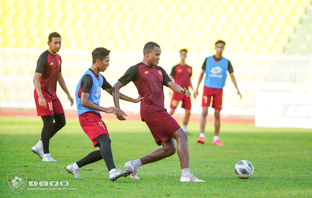 official_kfa's tweet image. 📸 Pemain-pemain lebih bersemangat dan bermotivasi tinggi selepas menerima khabar terbaru usaha Asian Football Confederation untuk meneruskan Piala AFC. Pasukan dalam momentum terbaik untuk beraksi dalam masa terdekat. Keep on believin&apos;!

#kdafc #pkp3 #AFCCUP2021