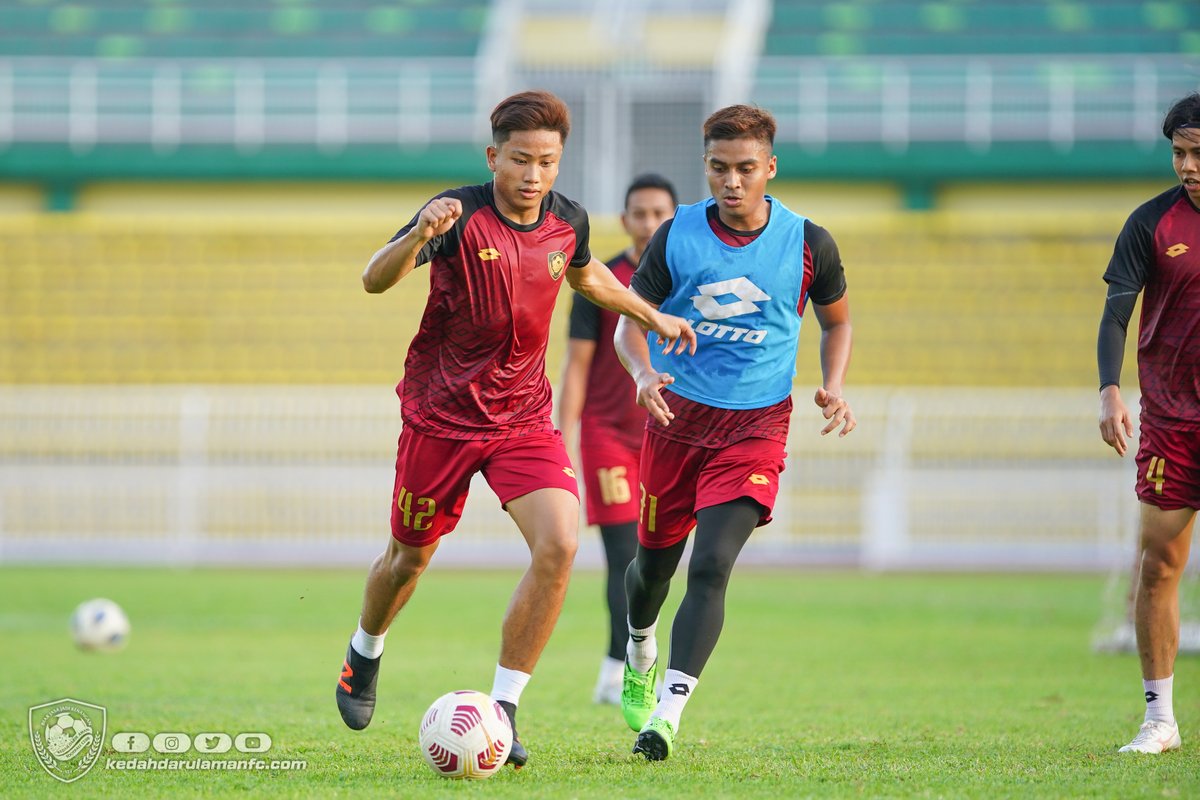 official_kfa's tweet image. 📸 Pemain-pemain lebih bersemangat dan bermotivasi tinggi selepas menerima khabar terbaru usaha Asian Football Confederation untuk meneruskan Piala AFC. Pasukan dalam momentum terbaik untuk beraksi dalam masa terdekat. Keep on believin&apos;!

#kdafc #pkp3 #AFCCUP2021