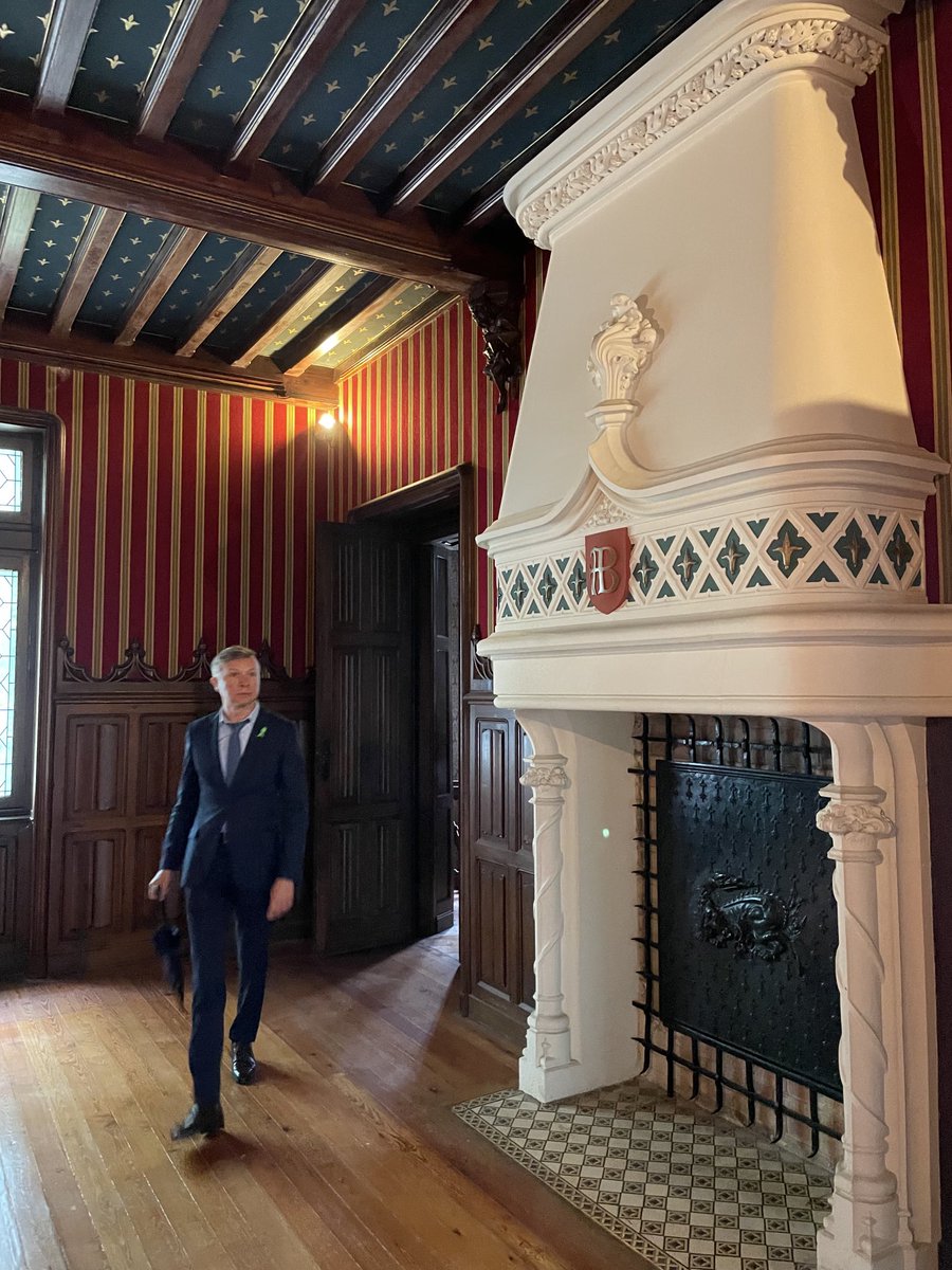 Et le maître des lieux dans son château.