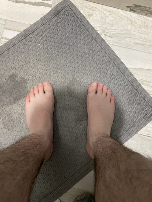 There&rsquo;s some feet pics for those guys, my feet are all roughed up from workin all day in the warehouse<a href="/tag/newprofilepic"class="tags"><span>#newprofilepic</span></a>