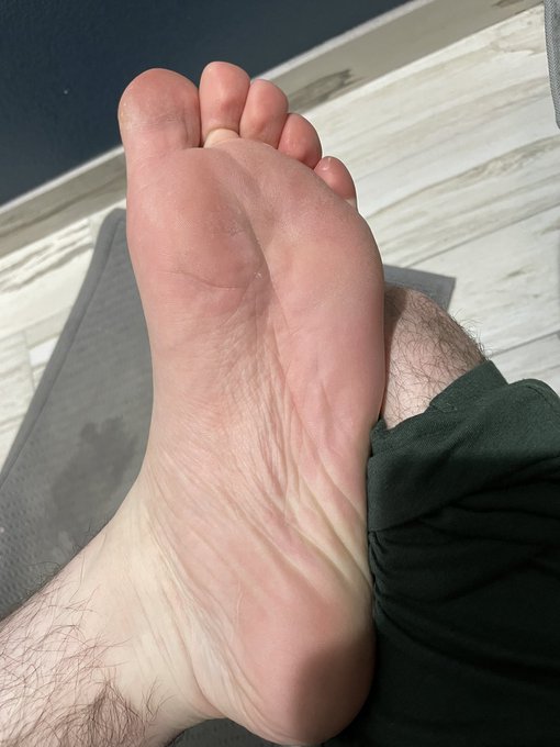There&rsquo;s some feet pics for those guys, my feet are all roughed up from workin all day in the warehouse<a href="/tag/newprofilepic"class="tags"><span>#newprofilepic</span></a>