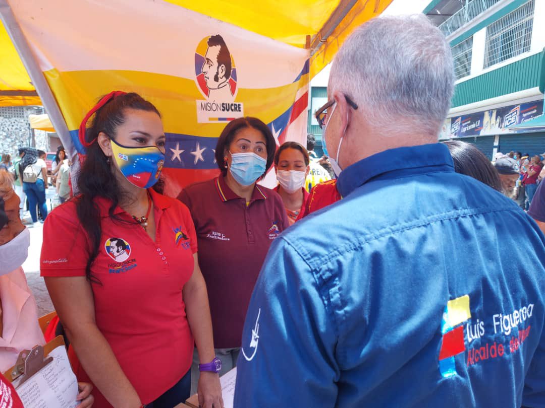 luiscarPSUV's tweet photo. #CaraboboInvencible la importancia que tiene para los Jóvenes saber cómo  se enlaza con su vida futura la opción de estudios que la ofrece la OPSU, como se entroncan con su devenir las Carreras que se dan Médicos, Ingenieros, Maestros, Policías #GuarenasAñoCuatricentenario https://t.co/RhjtJgBtrN