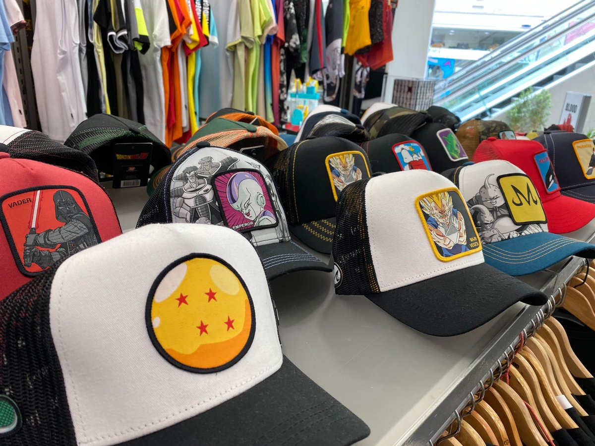 Después de varios días de #lluvia... ¡mañana por fin sale el sol! ☀️ Y ¿qué mejor complemento para protegerse de los rayos solares que una de las #gorras de #BloodBrothers? ¡Son geniales! Dragon Ball, Star Wars... ¿Cuál es tu #licencia preferida? ¡Hay un montón para escoger! 👏🏼