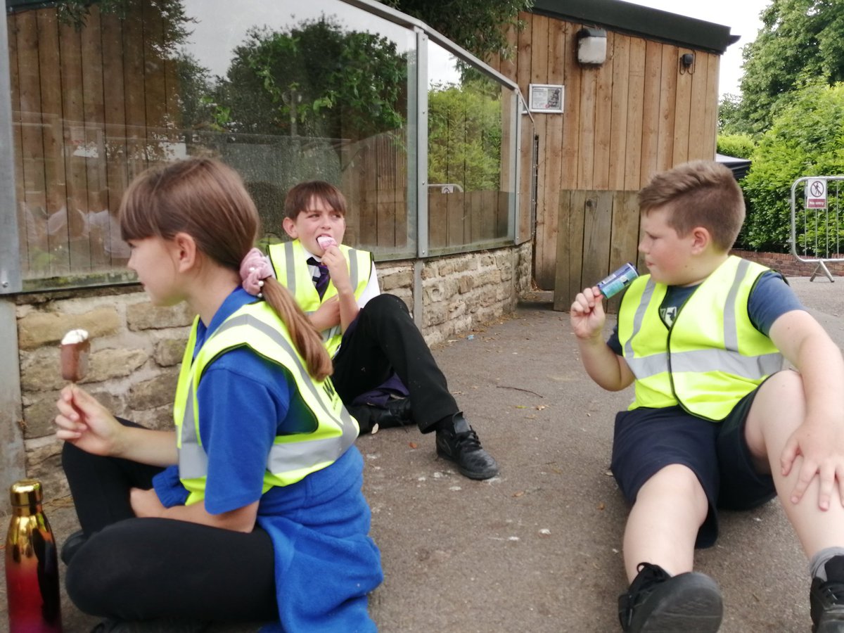 MissGosling1's tweet image. Thank you Malcolm for our ice cream! A wonderful treat and fun playtime at the end of a wonderful day trip out.
#barnsleyjuniorwardens
#downtime
@class6_mill
@themillacademy
@CannonHallFarm