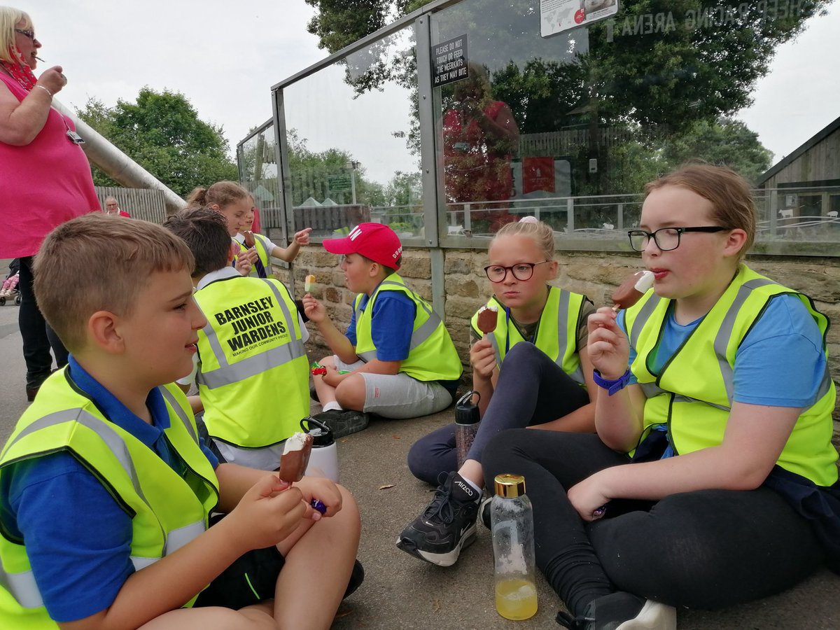 MissGosling1's tweet image. Thank you Malcolm for our ice cream! A wonderful treat and fun playtime at the end of a wonderful day trip out.
#barnsleyjuniorwardens
#downtime
@class6_mill
@themillacademy
@CannonHallFarm