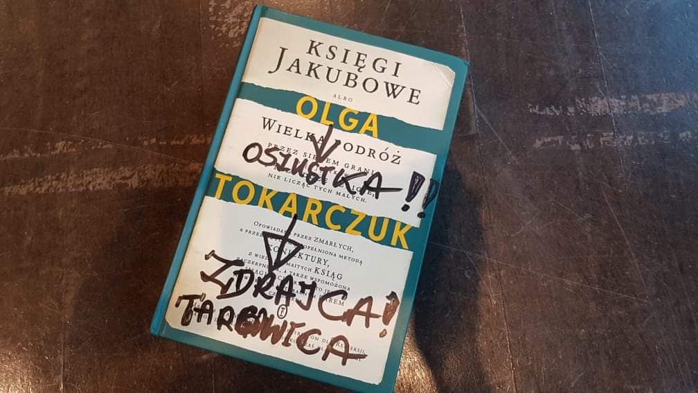 tokarczuk_olga's tweet photo. Trudno jest zrozumieć nienawiść. Szczególnie tę, którą wykreowało kłamstwo i manipulacja. Szczególnie tę, której ofiarami padają niewinni.
Czytaj dalej... -> https://t.co/CZ3mVWr26q https://t.co/FmBRiV8SkN