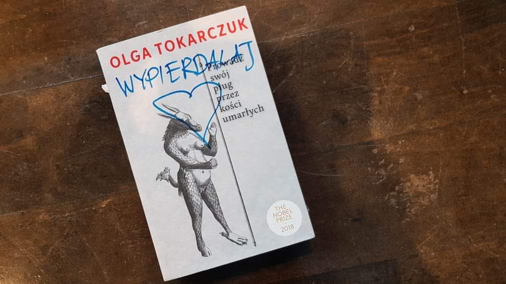 tokarczuk_olga's tweet photo. Trudno jest zrozumieć nienawiść. Szczególnie tę, którą wykreowało kłamstwo i manipulacja. Szczególnie tę, której ofiarami padają niewinni.
Czytaj dalej... -> https://t.co/CZ3mVWr26q https://t.co/FmBRiV8SkN