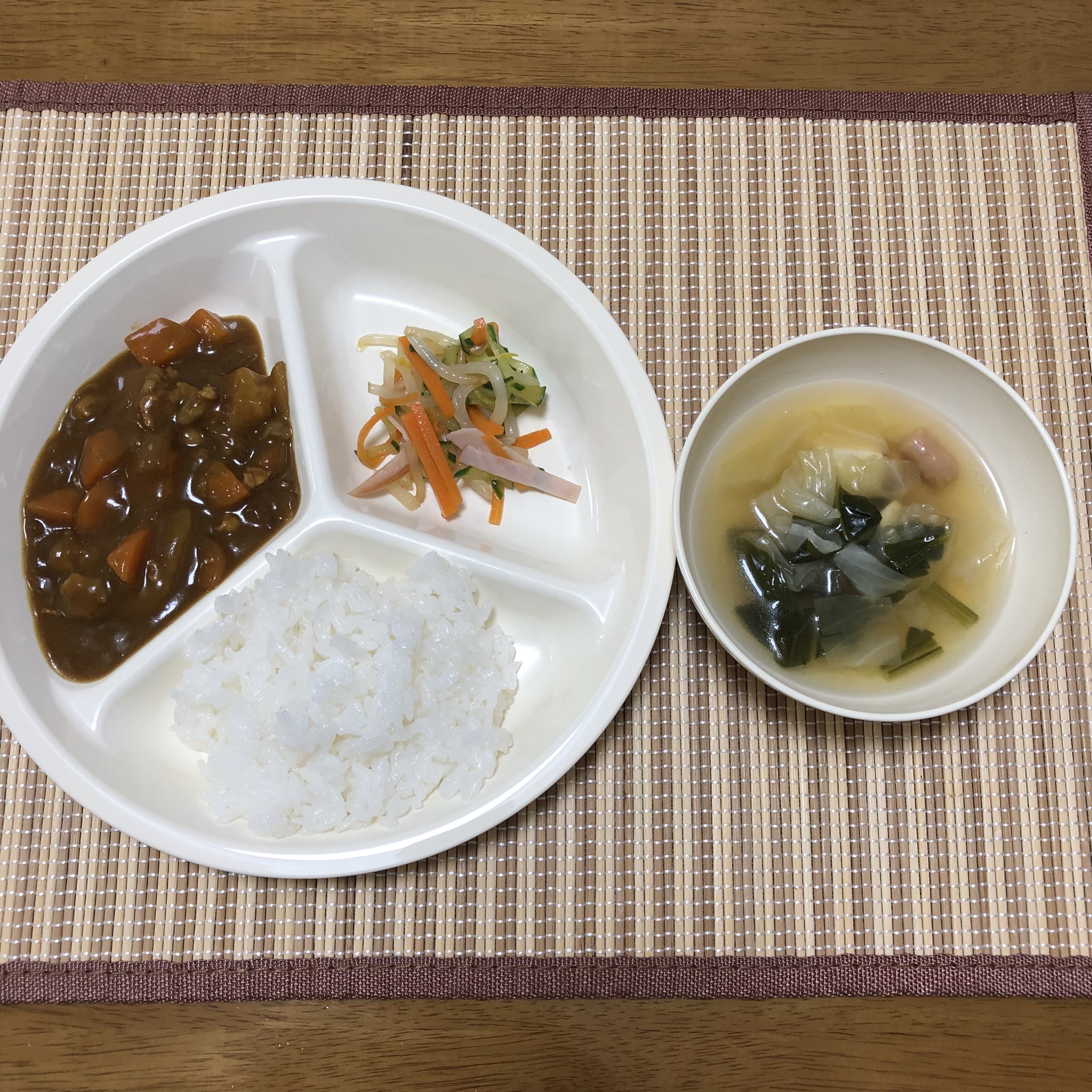 Twitter 上的 あつた家庭的保育 6 21の給食 カレーライス 中華風サラダ キャベツとほうれん草のスープ 6 22の給食 玉子チャーハン トマトの甘酢漬け 餃子スープ 6 23の給食 野菜煮込みうどん じゃがいもとちくわの煮物 キュウリの甘酢漬け 保育園給食