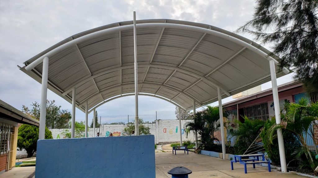 Hector_Alv_Con's tweet photo. Muy buenos días, vistamos el Jardín de Niños Juan de la Barrera, en la comunidad del #Trapiche,  en donde se termino de construir el domo del patio central, quedó muy cómodo y funcional los niños, padres de familia y maestros se llevarán una gran sorpresa cuando regresen a clases https://t.co/gMVVqV0nao
