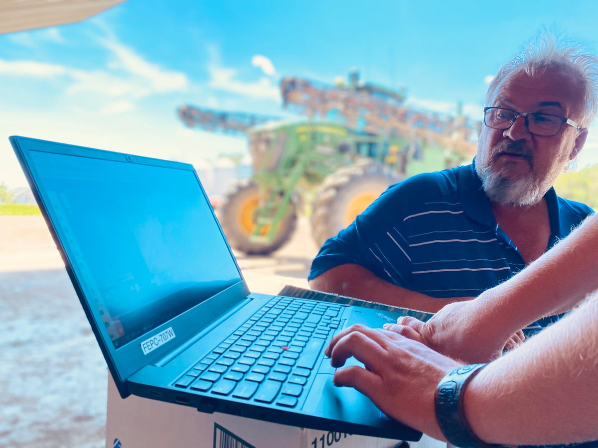 What's the perfect office desk? How about Chem boxes as we review borders and imagery in #FarmCommand. 

Not a bad view with the sprayer in the background! 

#GrowMoreGreen

-TM