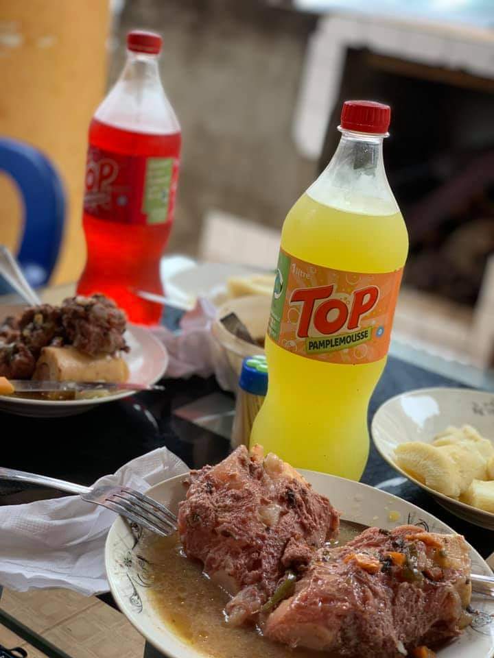 TopCameroun's tweet photo. C'est ça qu'on appelle nourriture des grands ?😁

#TopReponses https://t.co/wdrpiBYyzj