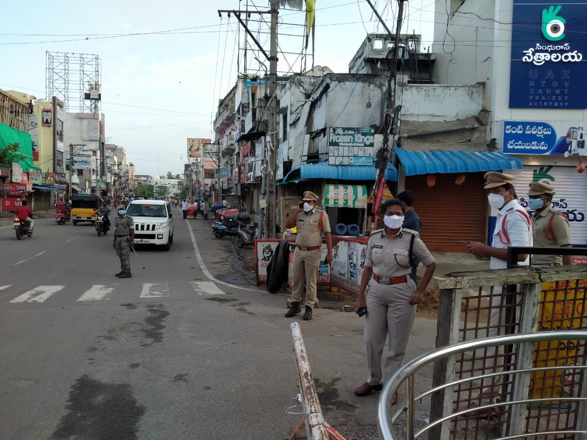 PoliceVzm's tweet photo. Smt B.Raja Kumari, IPS, SP, VZM District personally supervised curfew situation at three lamps Jnt., Clock Tower Jn., KP Temple, Balaji Jn., CMR Jn., in VZM Town on 23-06-2021 as part of implementation of curfew. @APPOLICE100 @dgpapofficial #curfewimplementation https://t.co/FcKyhVmcbt