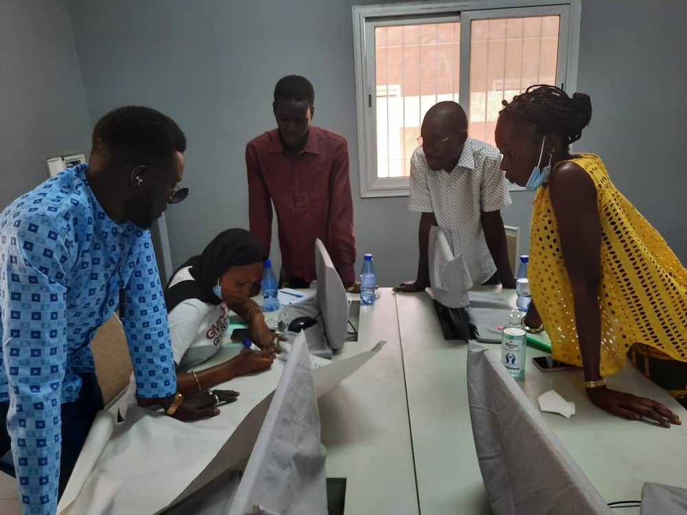 Son intervention a été suivie par les travaux pratiques de cartographie communautaire des impacts environnementaux de l'implantation des entreprises extractives dans la commune de Taiba Ndiaye. <a href="/ong3D/">ONG3D</a> @PWYPtweets <a href="/Ajges01/">Jeunes géologues et environnementalistes Sn(AJGES)</a> <a href="/SenegalWim/">WIM SENEGAL</a> <a href="/BirahimeSeck/">Birahim Seck</a>  #CAJUST #Endadiapol #kebetu