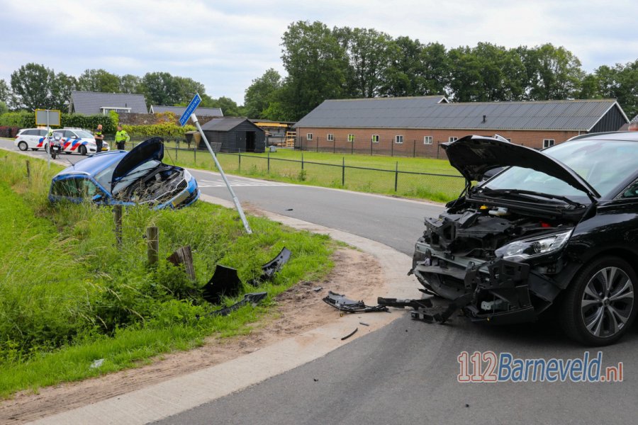 Vier kinderen betrokken bij ongeluk in #Kootwijkerbroek; hulpdiensten rukken massaal uit. 112Barneveld.