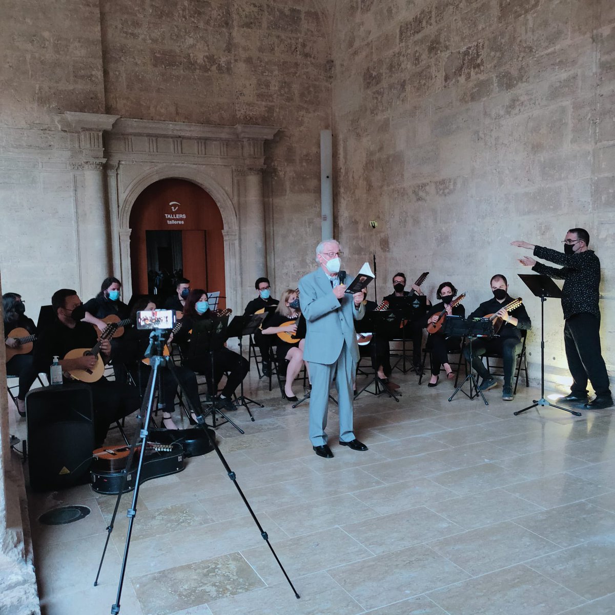 elmusicjr's tweet photo. realizado un precioso y entrañable concierto. Mezcla de poesía y música, todo un honor para la @orquestaTejeda participar en la presentación de un libro del gran Pedro José Moreno. Fue una tarde de #culturasegura muy interesante. #pulsoypua #plectro #poesia. #sanmigueldelosreyes. https://t.co/YtJ7epCUTQ